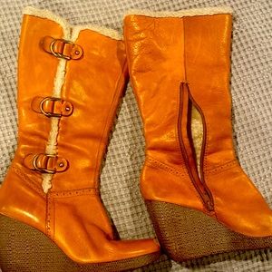 Leather boots with fur. Wedge